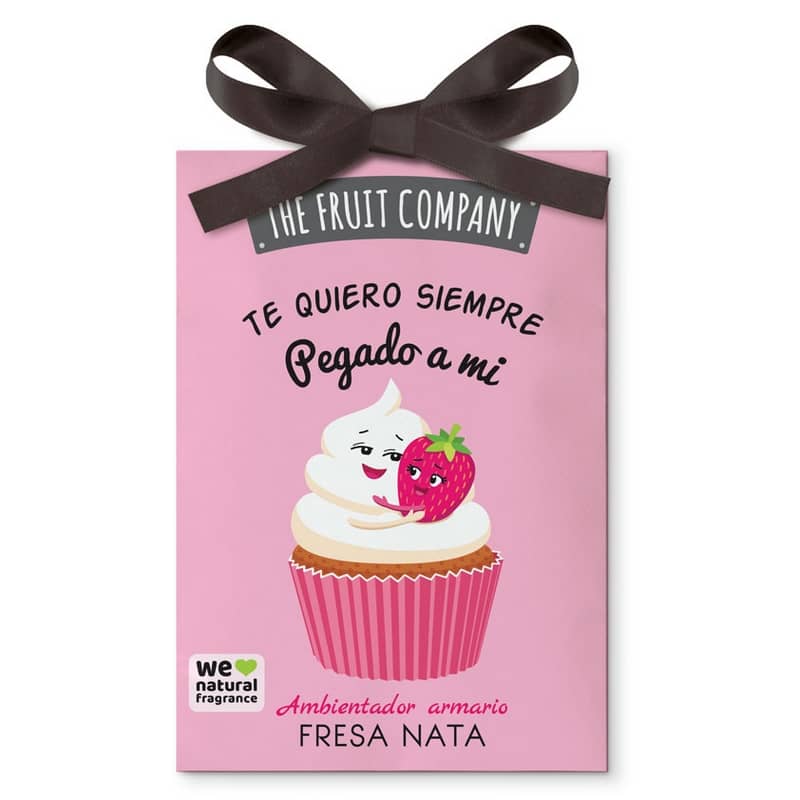 desodorisant-armoir-cerise-the-fruit-company-1.jpg Pack de 12 (soit 1,16€ pièce) : Parfum d'armoire à suspendre - Fraise Chantilly – Image 1